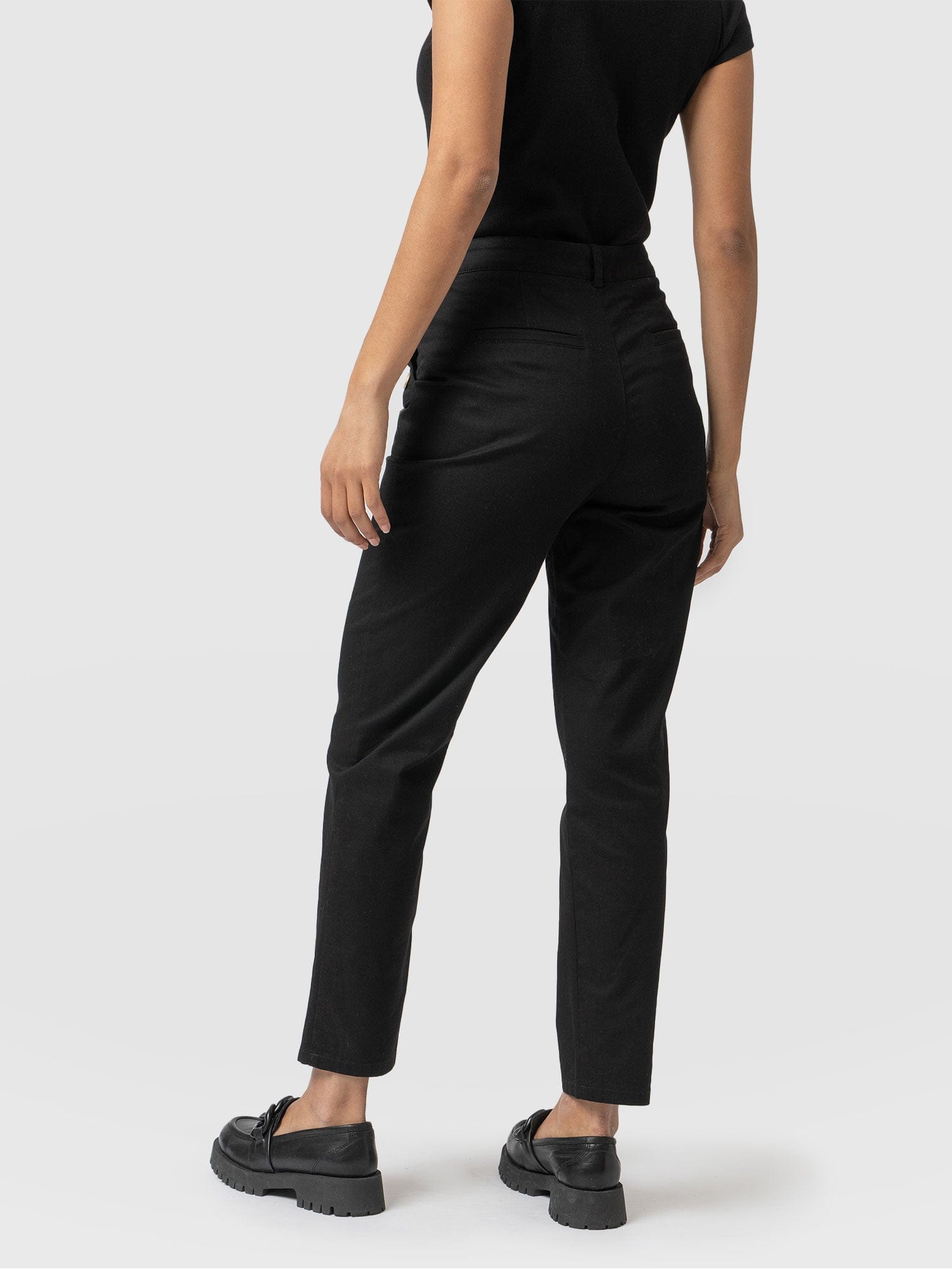 Gwen Chino Black - Women's Trousers | Saint + Sofia® EU